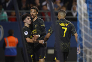 Hugo Ekitike og Kylian Mbappé for PSG.