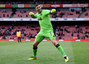 Emiliano Martinez fejrer sejren mod Arsenal på emirates.
