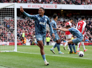 Leon Bailey fejrer at have sendt Aston Villa foran mod Arsenal.