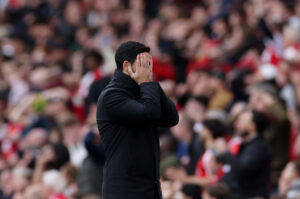 Mikel Arteta for Arsenal under kampen mod Aston Villa i Premier League.