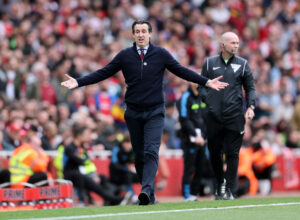 Unai Emeru for Aston Villa mod Arsenal på Emirates i Premier League.