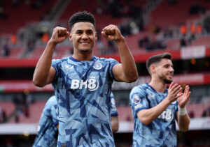Ollie Watkins fejrer Aston Villas sejr mod Arsenal i Premier League.
