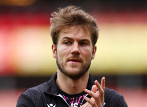 Joachim Andersen klapper ud til fans efter en kamp for Crystal Palace