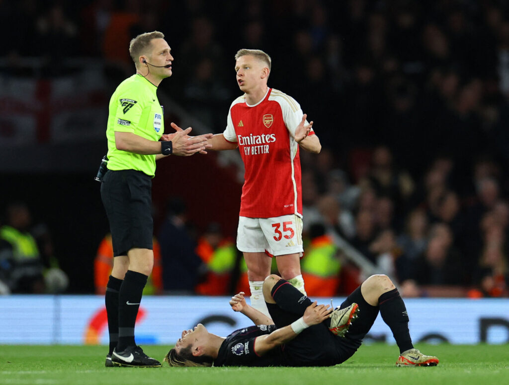 Oleksandr Zinzhenko i diskussion med Craig Pawson. Arsenal-Luton