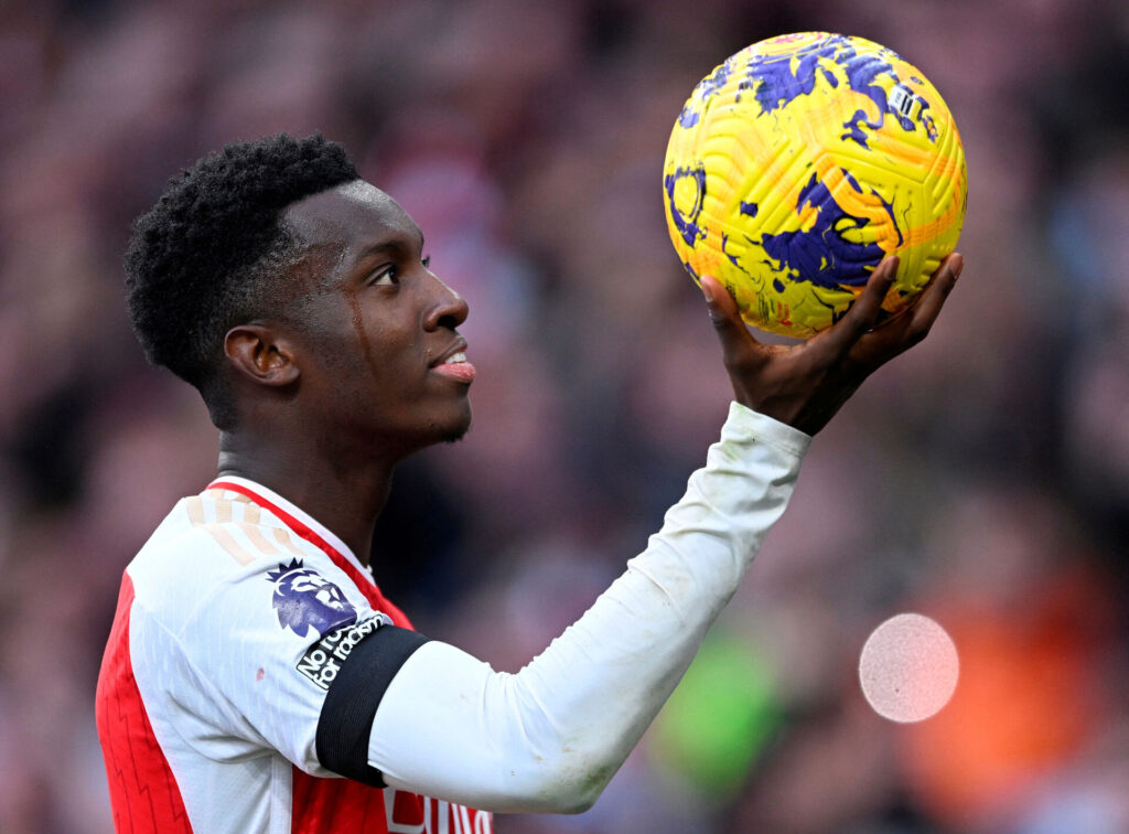 Eddie Nketiah holder en bold i hånden efter en Arsenal scoring