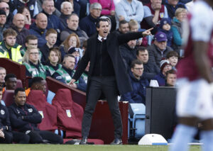 Unei Emery i aktion på sidelinjen under Aston Villas kamp mod Bournemouth.