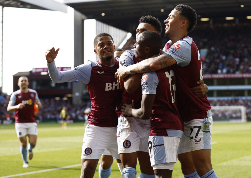 Aston Villa-spillere jubler efter en scoring mod Bournemouth i Premier League