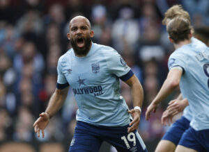 Brentfords Bryan Mbeumo jubler efter en scoring.