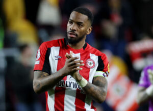 Ivan Toney klapper ud mod fansene efter Brentfords kamp mod Brighton.