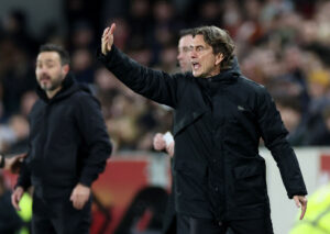 Thomas Frank råber ind til sine Brentford-spillere