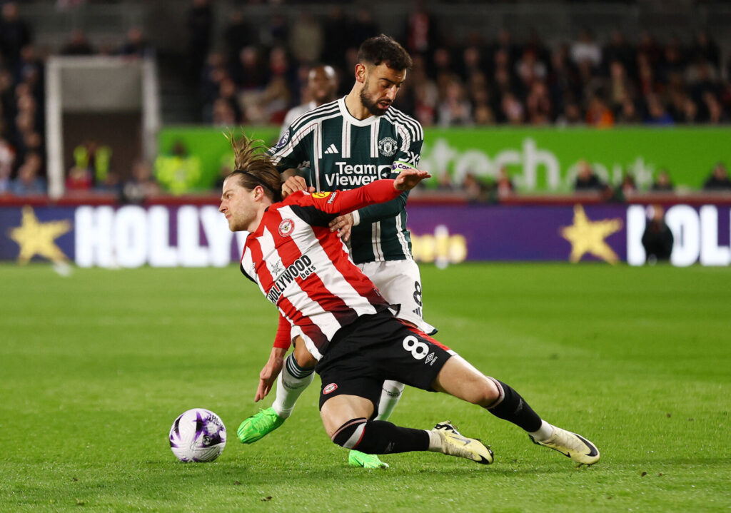 Mathias Jensen tackles af Bruno Fernandes i Premier League-kampen imellem Brentford og Manchester United.