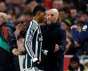 Marcus Rashford og Erik Ten Hag får en snak, efter Rashford er blevet udskiftet.