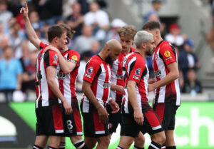 Brentford fejrer sin scoring imod Sheffield United.