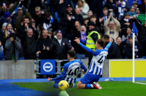 Jack Hinshelwood jubler i Brightons kamp mod Crystal Palace.