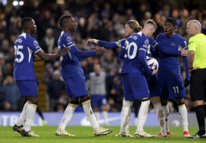 Cole Palme, Noni Madueke og Nicolas Jackson diskuterer, hvem der skal sparke straffe.