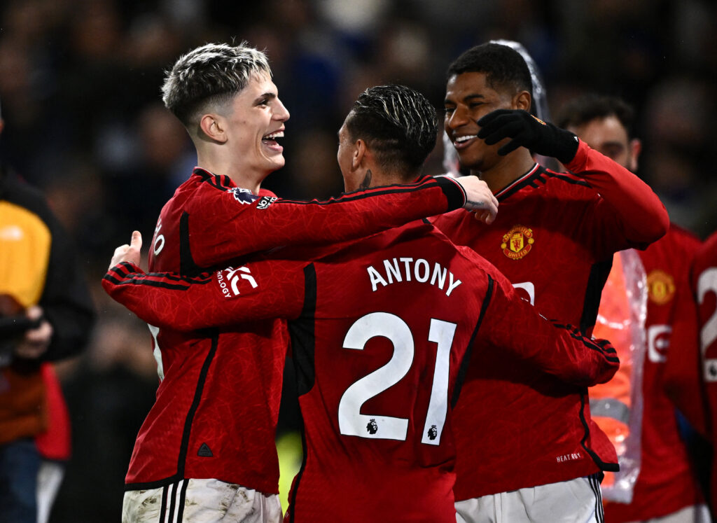 Manchester United-spillerne jubler efter scoringen til 2-3 mod Chelsea