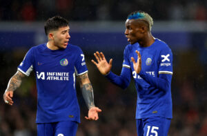 Enzo Fernandez og Nicolas Jackson skændes, efter Chelsea har lukket mål ind.