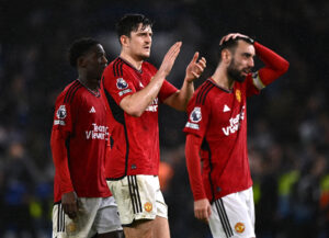 Harry Maguire sammen med Kobbie Mainoo og Bruno Fernandes efter Premier League-kampen mellem Chelsea og Manchester United.