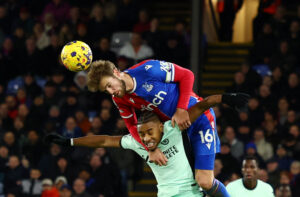 Joachim Andersen i duel med Christopher Nkunku i kampen mellem Crystal Palace og Chelsea på Selhurst Park i Premier League.
