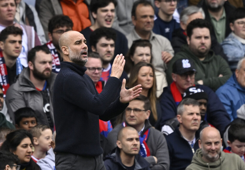 Pep Guardiola på sidelinjen for Manchester City i Premier League-kampen imod Crystal Palace.