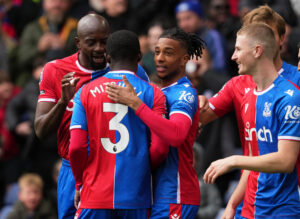 Crystal Palace-spillerne fejrer en scoring i Premier League-kampen mellem Crystal Palace og West Ham United.