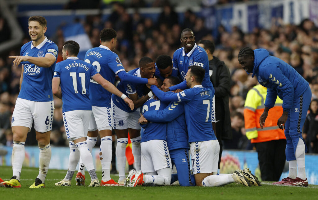 Everton-spillerne jubler ellevildt, efter Gueye sikrer dem endnu en sæson i Premier League.