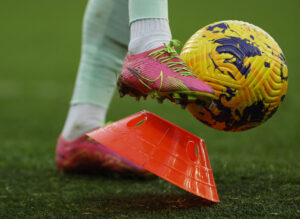 En bold bliver sparket til i Premier League