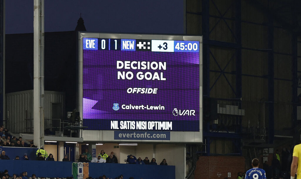 Offside på en skærm i VAR i Premier LEague