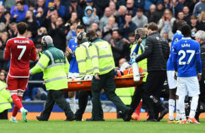 Beto bæres fra banen under Premier League-kampen mellem Everton og Nottingham Forest.