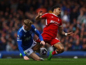 Jarrad Branthwaite i duel med Morgan Gibbs-White.