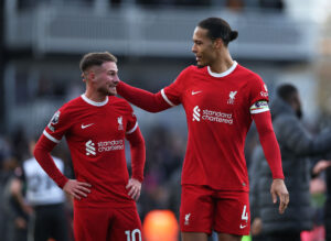 Virgil van Dijk sammen med Alexis Mac Allister.