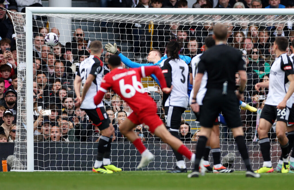 Liverpools Trent Alexander-Arnold sparker bolden ind bag Fulhams mur