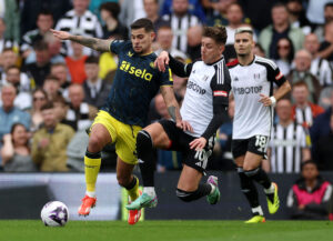 Newcastles Bruno Guimaraes i duel med Fulham-spiller.