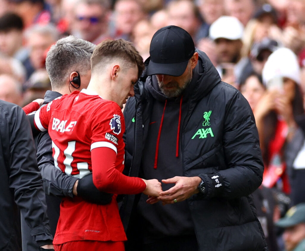 Conor Bradley og Jürgen Klopp kigger fortvivlede på hinanden, da Liverpool-kometen udgik med skade mod Crystal Palace på Anfield.
