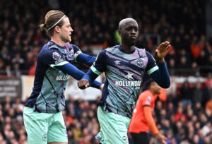 Wissa og Mathias Jensen jubler efter scoriung