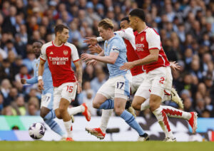 Arsenal-spillere forsøger at stjæle bolden fra Manchester Citys Kevin De Bruyne - ligesom de også prøver at stjæle mesterskabet. Hvem mon bliver mester, og hvem mon vinder næste sæson. Læs mere om hvornår Premier League 2024/25 starter her.