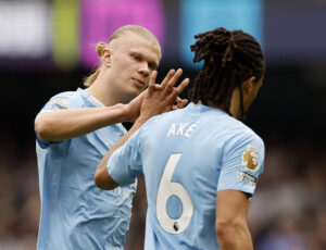 Nathan Aké forlader banen i kampen mod Arsenal.