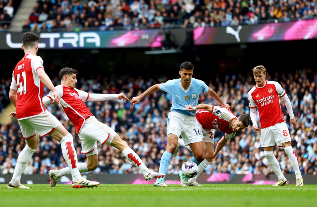 Rodri i aktion for Manchester City mod Arsenal.