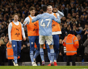 Phil Foden, Erling Haaland, John Stones og Kevin De Bruyne fejrer Phil Fodens scoring.