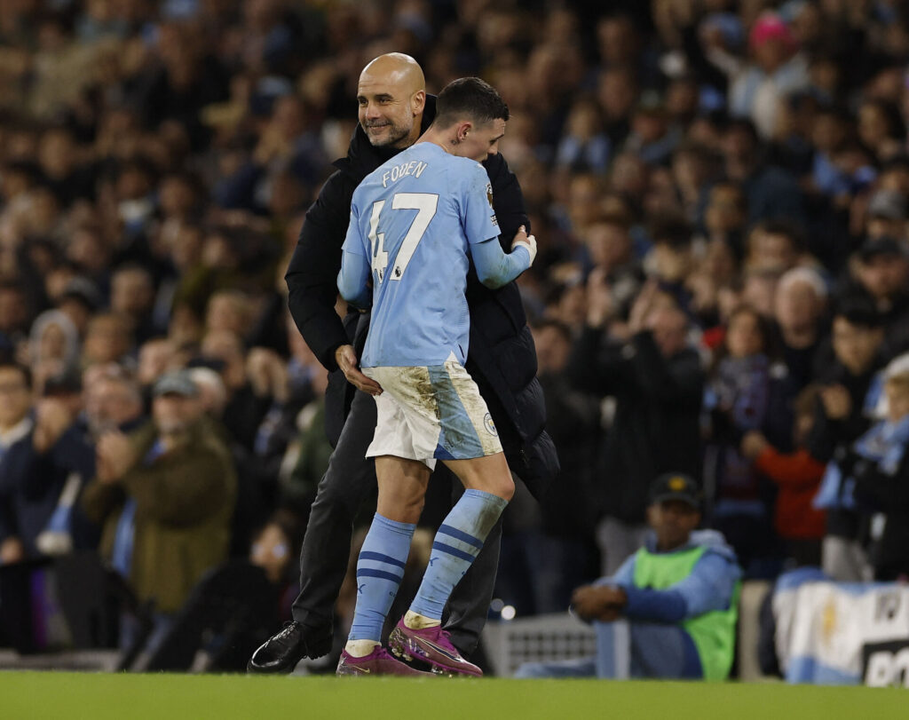 Pep Guardiola omfavner Phil Foden efter Manchester City-spillerens hattrick mod Aston Villa i Premier League.