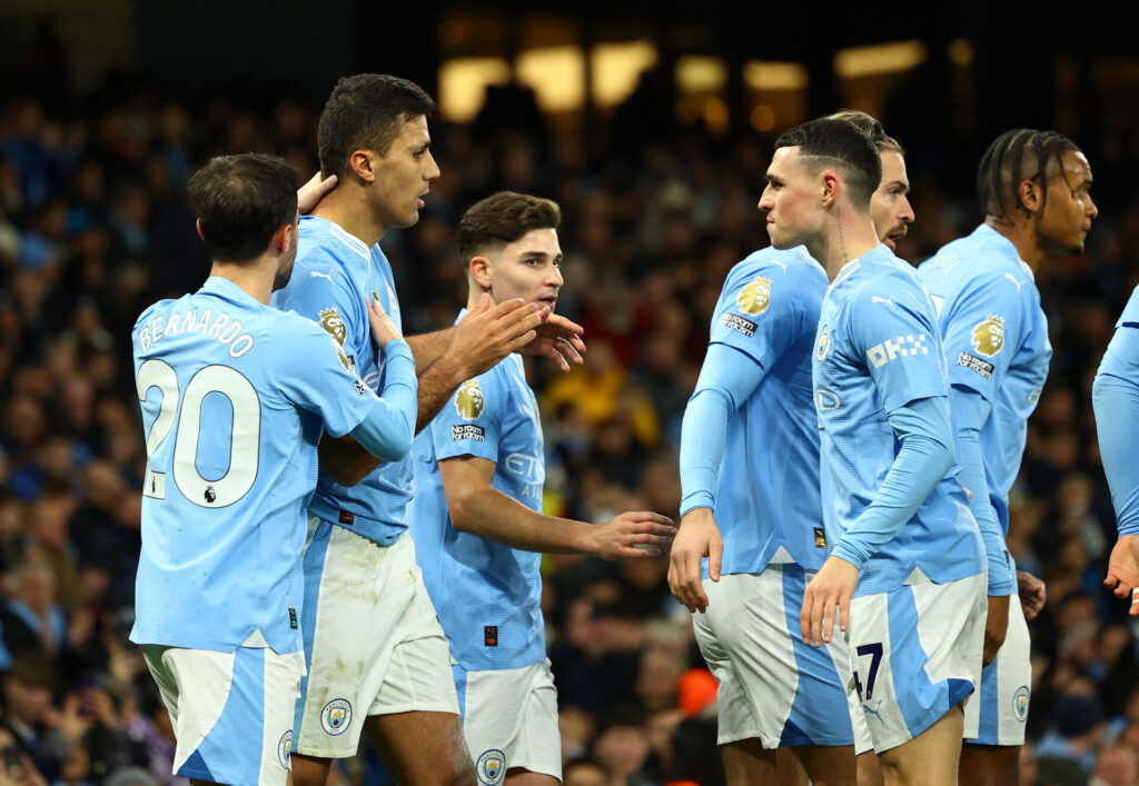 Manchester City-spillerne jubler efter Rodris scoring mod Aston Villa.