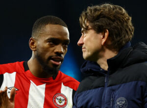 Ivan Toney og Thomas Frank taler sammen