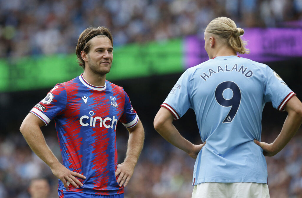 Crystal Palaces danske Joachim Andersen i samtale med Manchester Citys Erling Haaland.