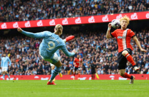 Erling Haaland sparker bolden ind i ansigtet på Daiki Hashioka, hvilket sender bolden i mål.