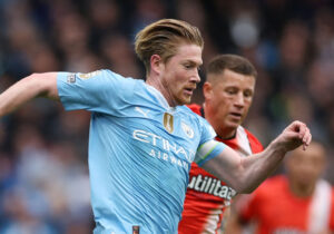 Kevin De Bruyne i fuld fart i en kamp for Manchester City mod Luton