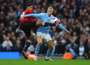 Raphael Varane i duel med Erling Haaland.