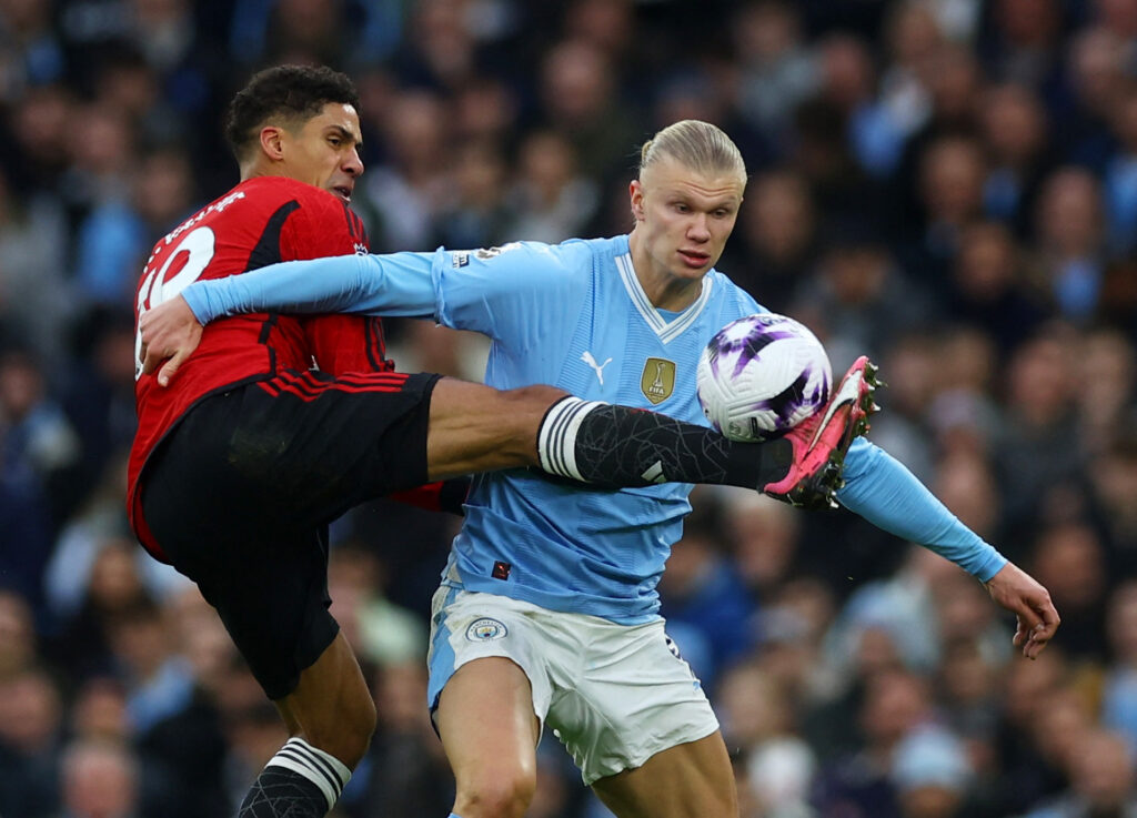 Raphael Varane i en nærkamp med Erling Haaland under Premier League-kampen imellem Manchester United og Manchester City.