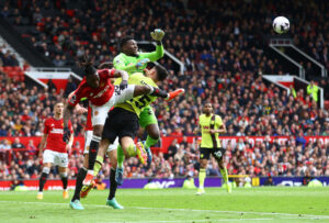 André Onana begår straffespark i PL-kampen mod Wolves.