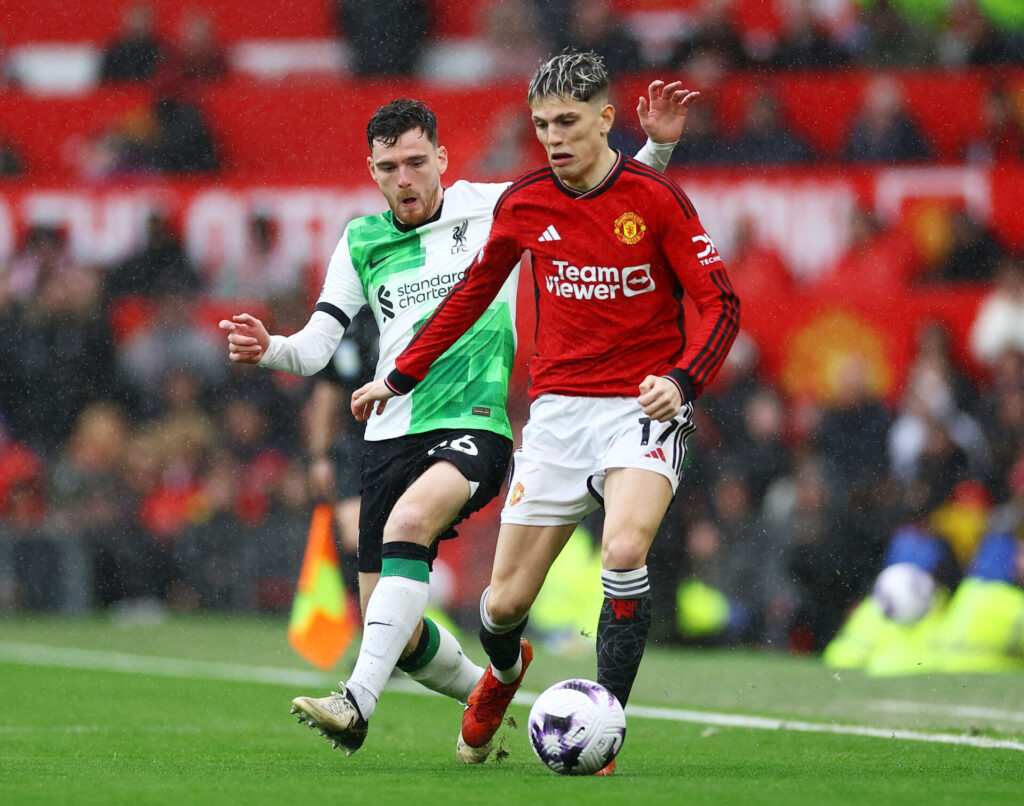 Liverpools Andy Robertson i duel med Manchester Uniteds Alejandro Garnacho i Premier League-kampen på Old Trafford.