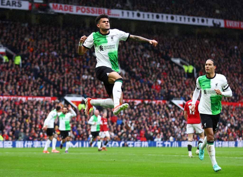 Luis Diaz fejrer sin scoring i Premier League-kampen imellem Manchester United og Liverpool.